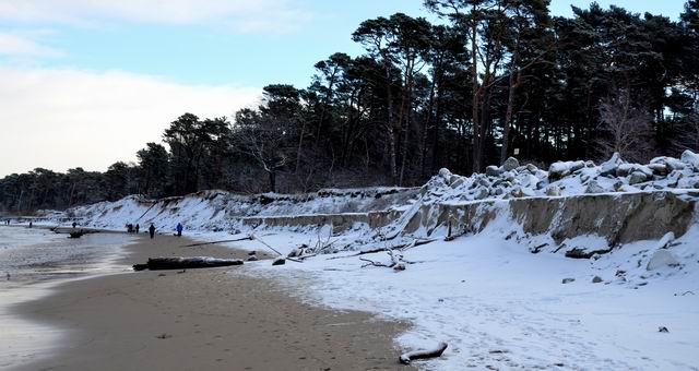 Plaża po zimowym sztormie